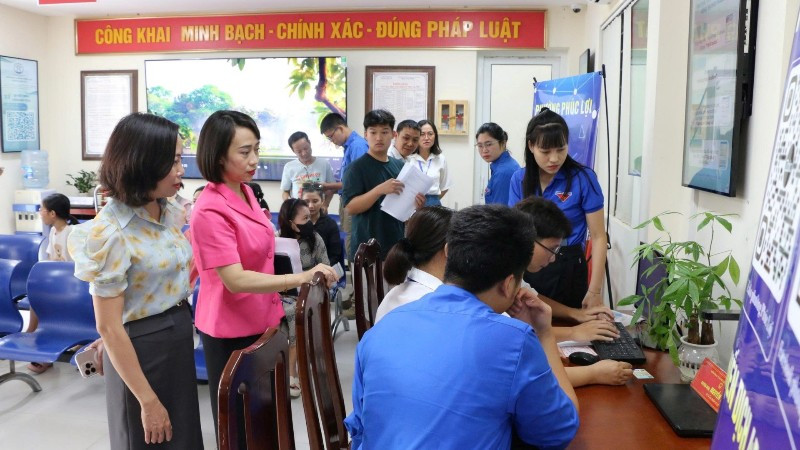 Phường Phúc Lợi (Hà Nội) hỗ trợ người dân chuyển đổi số.