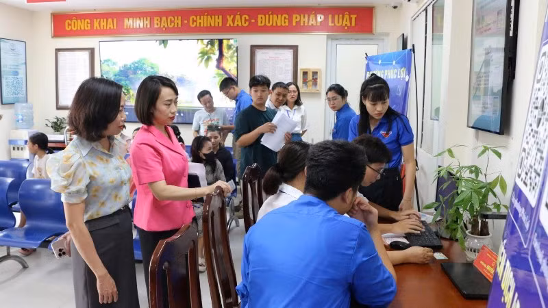 Cán bộ phường Phúc Lợi hỗ trợ người dân thực hiện thủ tục hành chính.