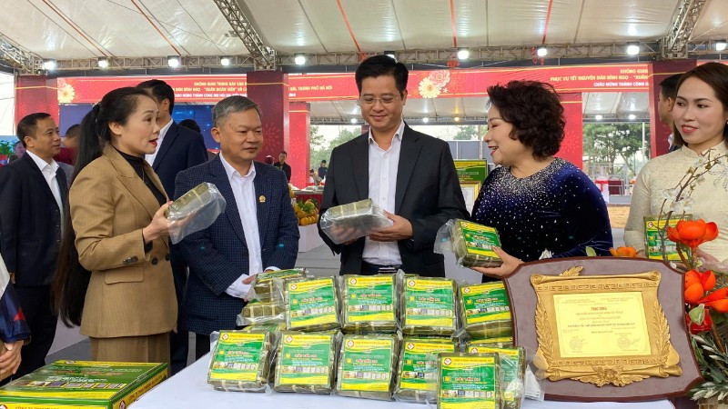 Các sản phẩm phục vụ Tết Nguyên đán được giới thiệu tại Không gian trưng bày.