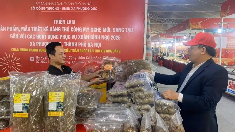 Nhiều sản phẩm phục vụ Tết Nguyên đán được bày bán tại chương trình.