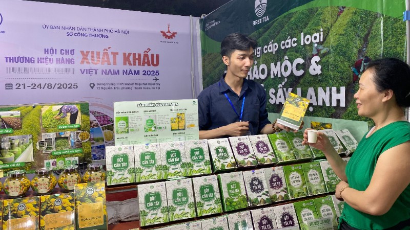 Nhiều mặt hàng thế mạnh xuất khẩu được giới thiệu tại Hội chợ thương hiệu hàng xuất khẩu Việt Nam năm 2025.
