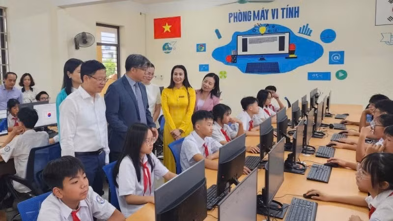 Các đại biểu tham quan phòng máy vi tính mới được bàn giao cho trường Trung học cơ sở Quang Vinh.