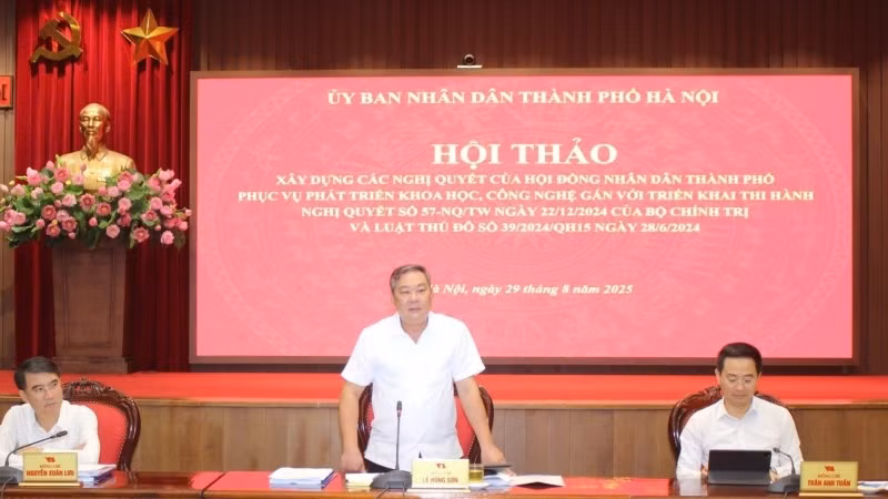 Phó Chủ tịch Thường trực Ủy ban nhân dân thành phố Hà Nội Lê Hồng Sơn phát biểu tại hội thảo.