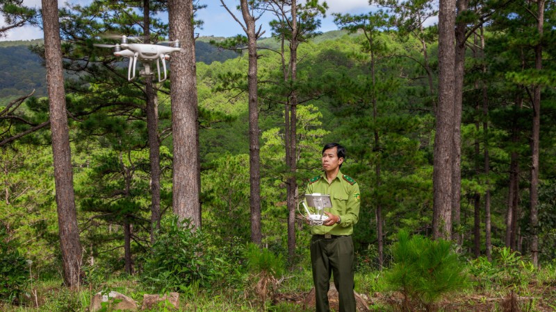 Cán bộ kiểm lâm Phạm Xuân Đảm điều khiển thiết bị flycam kiểm tra cháy rừng.