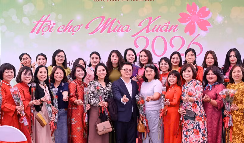 Tổng Biên tập Báo Nhân Dân Lê Quốc Minh, cùng tham dự Hội chợ mùa Xuân.