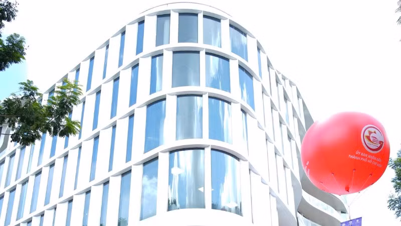 Tòa nhà SIHUB có quy mô gần 17.000m², vận hành theo mô hình hợp tác công-tư, được kỳ vọng trở thành trung tâm hỗ trợ, ươm tạo và đồng hành cùng cộng đồng doanh nghiệp công nghệ trong tiến trình chuyển đổi số.