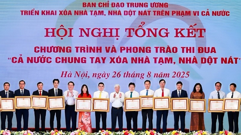 Ông Đàm Thế Thái, Phó Tổng giám đốc HDBank (đứng thứ 2 từ trái qua), đại diện Ngân hàng nhận bằng khen của Thủ tướng Chính phủ.
