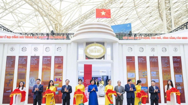 Lãnh đạo Ngân hàng Nhà nước cắt băng khai mạc triển lãm ngành ngân hàng.