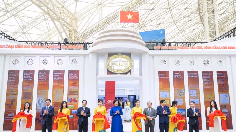Lãnh đạo Ngân hàng Nhà nước cắt băng khai mạc triển lãm ngành ngân hàng.