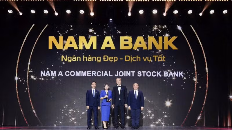 Lãnh đạo Nam A Bank nhận giải thưởng.