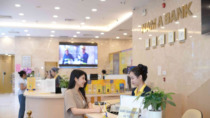 Khách hàng giao dịch tại Nam A Bank.