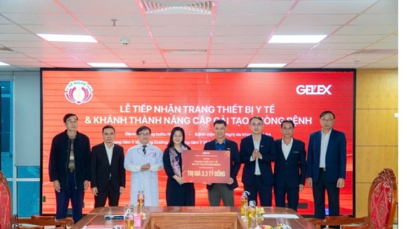 Ông Nguyễn Trọng Hiền-Chủ tịch Hội đồng quản trị Tập đoàn Gelex trao tặng gói thiết bị y tế và hỗ trợ nâng cấp phòng bệnh tại tỉnh Nghệ An.