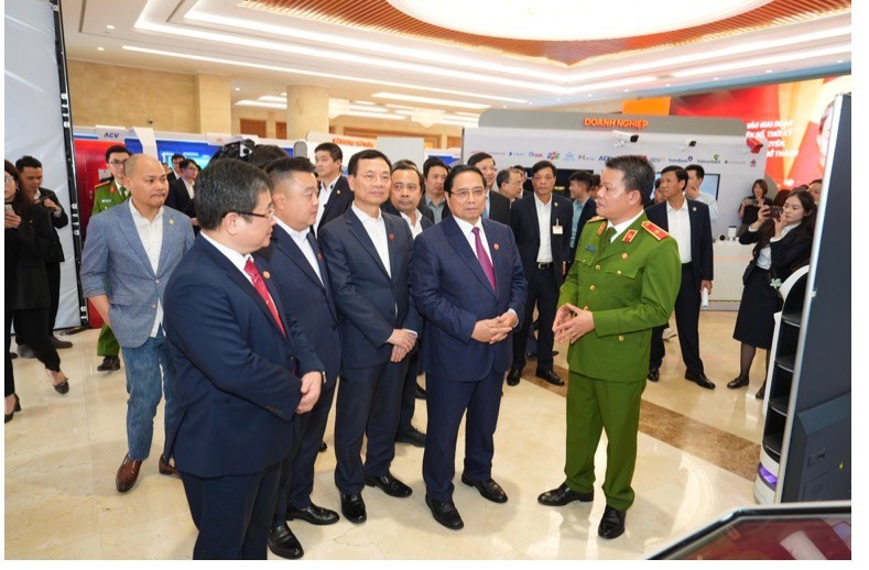 Thủ tướng Phạm Minh Chính ghé thăm gian triển lãm của Bảo Minh tại buổi hội nghị