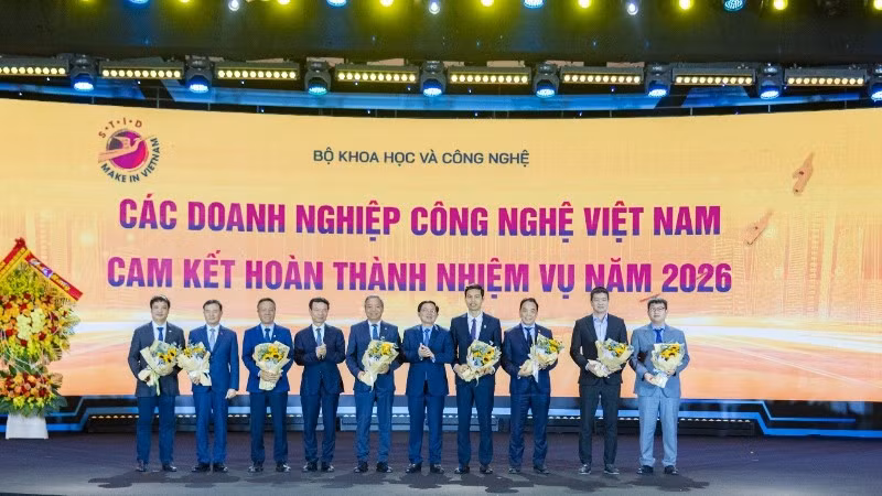 Ông Nguyễn Văn Khoa - Tổng Giám đốc Tập đoàn FPT (ngoài cùng bên trái) đại diện FPT công bố các cam kết triển khai sản phẩm Make in Viet Nam.