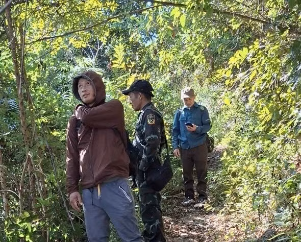 Thành viên Tổ bảo vệ rừng bản Con Cang cùng kiểm lâm xã Sam Mứn tuần tra bảo vệ rừng.