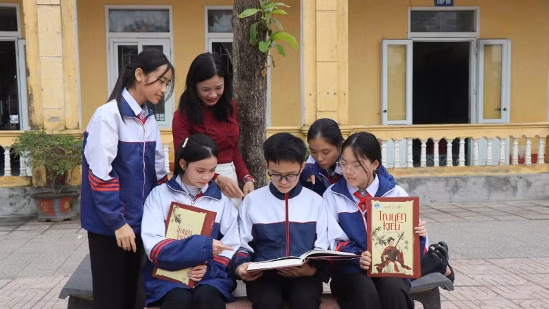 Các em học sinh Trường trung học cơ sở Thành Mỹ (xã Tiên Điền, Hà Tĩnh) hào hứng tiếp nhận Truyện Kiều bản Tiên Điền.