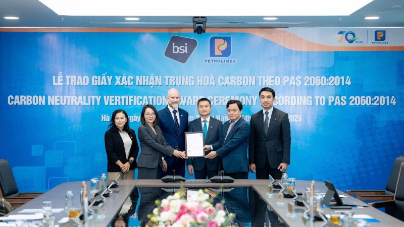 Ông Nguyễn Ngọc Tú - Phó Tổng giám đốc đại diện Tập đoàn Xăng dầu Việt Nam nhận giấy Xác nhận Trung hòa carbon từ đại diện Đại sứ quán Anh và Tổ chức BSI.