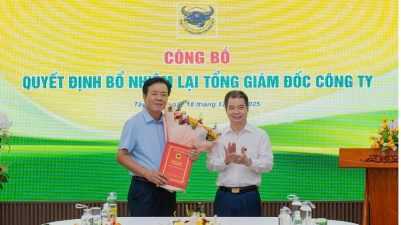 Ông Nguyễn Văn Thiệu - Chủ tịch Hội đồng quản trị trao Quyết định bổ nhiệm lại Tổng Giám độc Ngô Văn Đông.