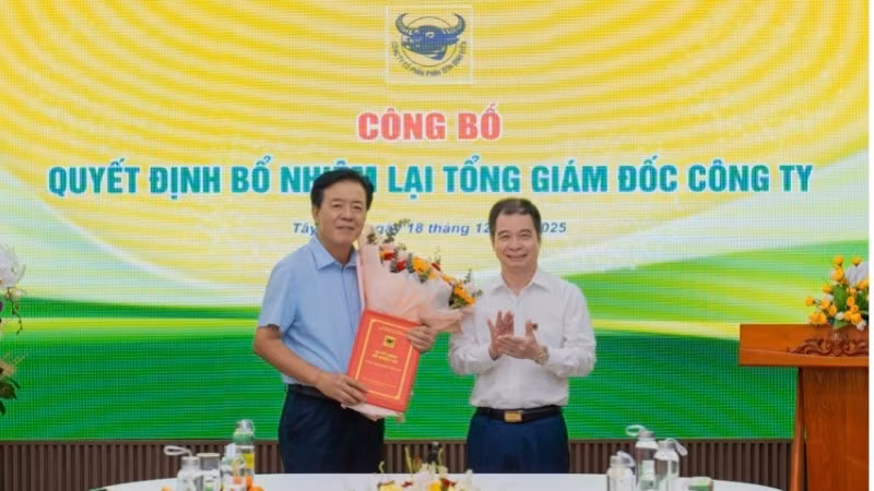Ông Nguyễn Văn Thiệu - Chủ tịch Hội đồng quản trị trao Quyết định bổ nhiệm lại Tổng Giám độc Ngô Văn Đông.