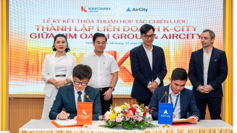 Đại diện Kim Oanh Group và AirCIty thực hiện nghi thức ký kết thỏa thuận hợp tác chiến lược thành lập K-City