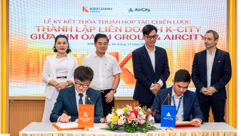 Đại diện Kim Oanh Group và AirCIty thực hiện nghi thức ký kết thỏa thuận hợp tác chiến lược thành lập K-City