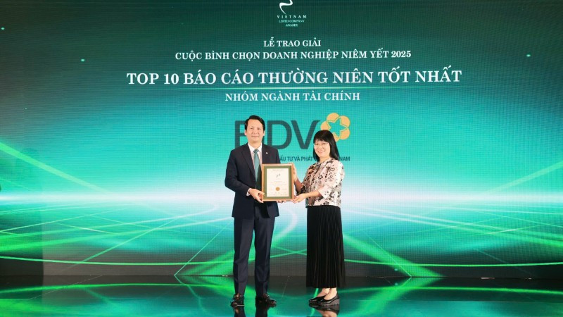 Ông Trần Long - Phó Tổng Giám đốc BIDV đại diện nhận chứng nhận Top 10 Báo cáo thường niên tốt nhất nhóm ngành tài chính.