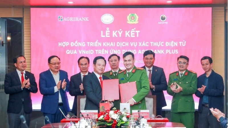 Agribank và Trung tâm RAR - Bộ Công an ký kết triển khai dịch vụ xác thực điện tử qua VNeID trên ứng dụng Agribank Plus ngày 23/12/2024.