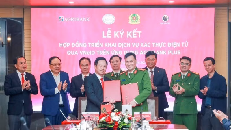 Agribank và Trung tâm RAR - Bộ Công an ký kết triển khai dịch vụ xác thực điện tử qua VNeID trên ứng dụng Agribank Plus ngày 23/12/2024.