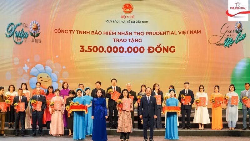 Đại diện Prudential Việt Nam nhận giấy chứng nhận và hoa tại sự kiện 
