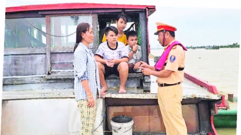 Tuyên truyền phòng ngừa tai nạn đuối nước đối với trẻ em đi trên phương tiện thủy.