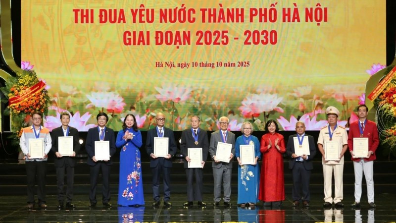 Phó Chủ tịch nước, Phó Chủ tịch thứ nhất Hội đồng Thi đua-Khen thưởng Trung Ương Võ Thị Ánh Xuân và Bí thư Thành ủy Hà Nội Bùi Thị Minh Hoài trao tặng danh hiệu “Công dân Thủ đô ưu tú” năm 2025 cho 10 cá nhân.