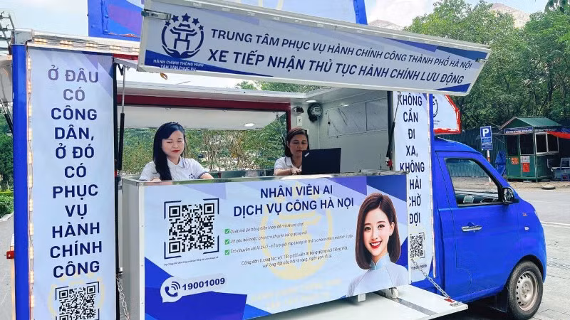 Nhân viên Trung tâm phục vụ hành chính công hỗ trợ người dân làm thủ tục hành chính.