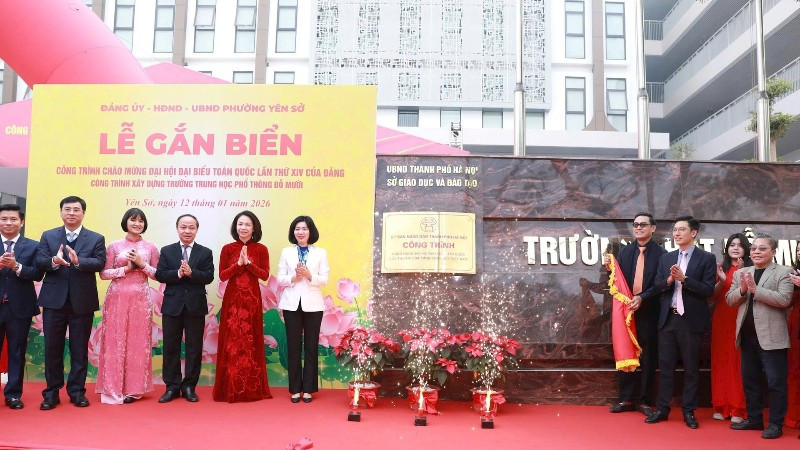 Các đại biểu thực hiện nghi thức gắn biển công trình.