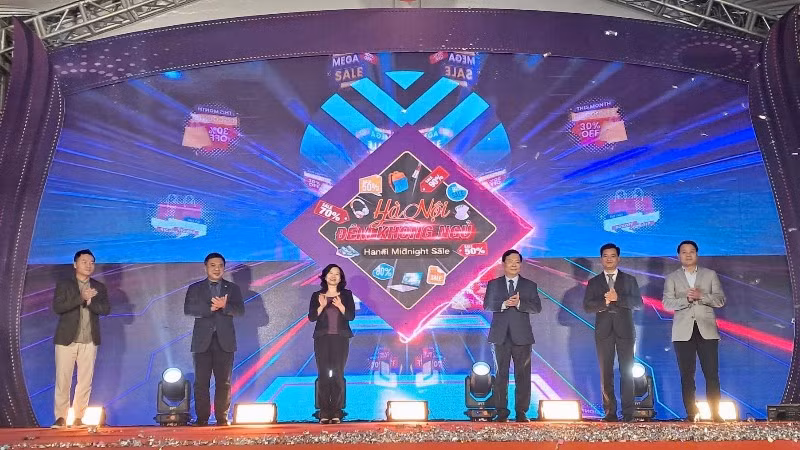 Các đại biểu thực hiện nghi thức khai mạc sự kiện.