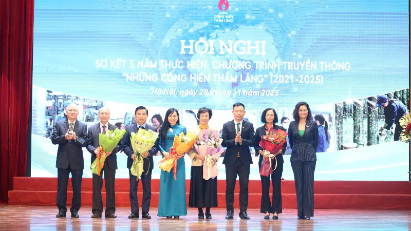 Ban tổ chức tặng hoa tri ân những cá nhân, tập thể đã đồng hành, đóng góp cho chương trình.