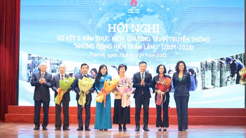 Ban tổ chức tặng hoa tri ân những cá nhân, tập thể đã đồng hành, đóng góp cho chương trình.