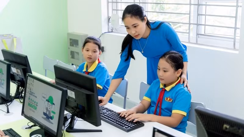 Cô và trò trường Tiểu học Tử Đà thực hành trên máy vi tính mới được tặng.