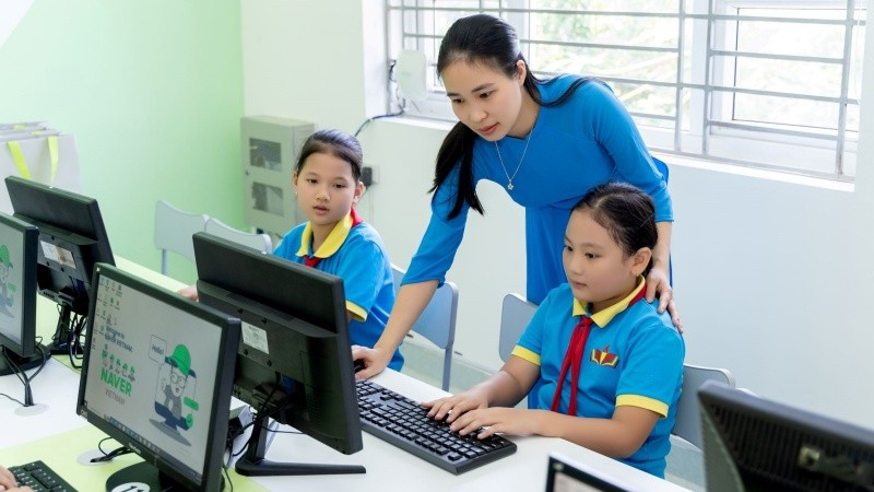 Cô và trò trường Tiểu học Tử Đà thực hành trên máy vi tính mới được tặng.