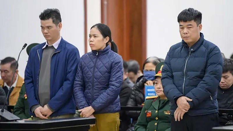 Bị cáo Nguyễn Văn Hậu (ngoài cùng bên phải) và hai bị cáo khác tại phiên tòa sơ thẩm.