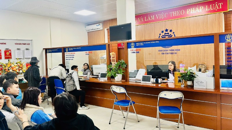 Người dân làm thủ tục hành chính tại phường Định Công, thành phố Hà Nội.