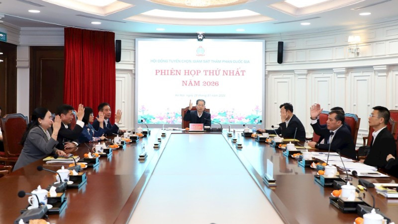 Các thành viên Hội đồng biểu quyết.