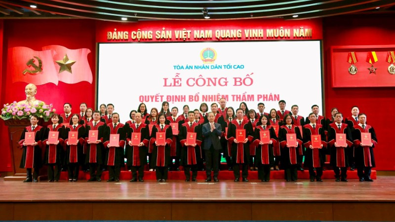 Chánh án Tòa án nhân dân tối cao cùng các thẩm phán được trao Quyết định.