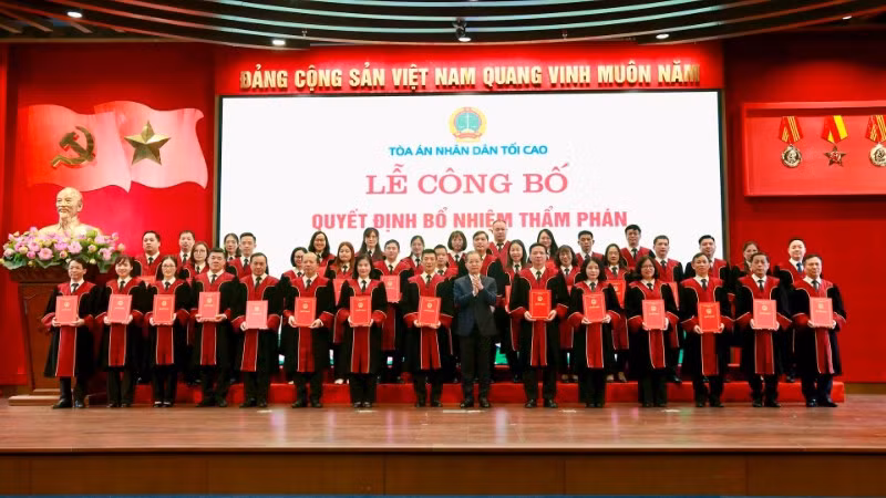 Chánh án Tòa án nhân dân tối cao cùng các thẩm phán được trao Quyết định.