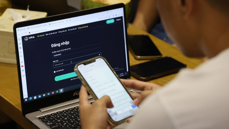 Người dân đăng ký đấu giá tài sản trực tuyến. 