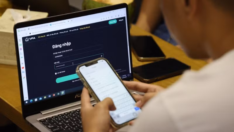 Người dân đăng ký đấu giá tài sản trực tuyến. 