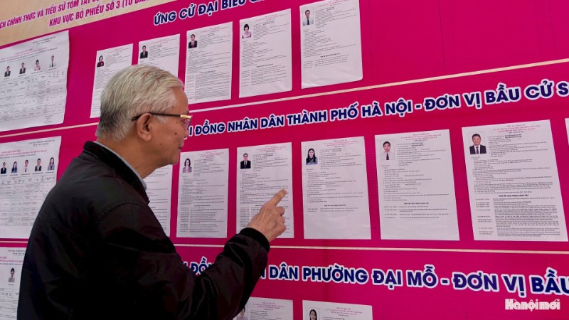 Người dân phường Đại Mỗ, thành phố Hà Nội tìm hiểu thông tin về các ứng cử viên. (Ảnh: PH.NGÂN) 