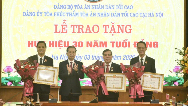 Chánh án Tòa án nhân dân tối cao Nguyễn Văn Quảng và ba đồng chí được trao Huy hiệu 30 năm tuổi Đảng.