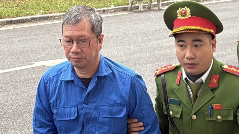 Bị cáo bị dẫn giải ra Tòa.