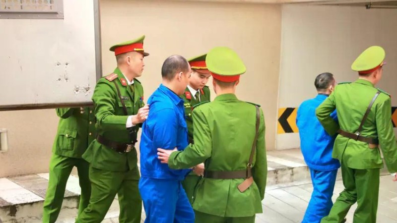 Dẫn giải phạm nhân ra xét xử tại Tòa án nhân dân thành phố Hà Nội.
