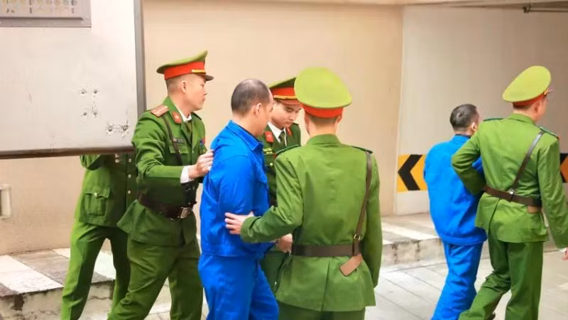 Dẫn giải phạm nhân ra xét xử tại Tòa án nhân dân thành phố Hà Nội.